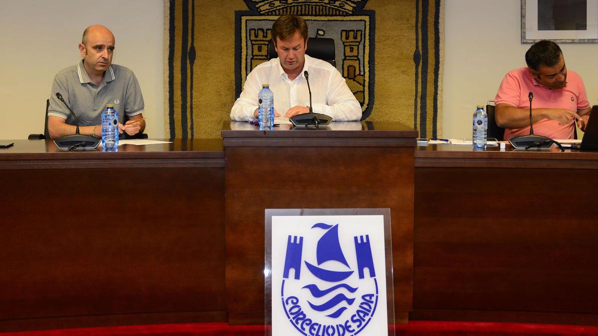 El alcalde de Sada, Benito Portela, en el centro, durante un pleno.