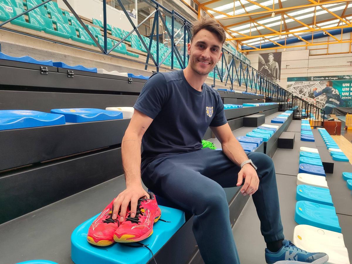 Arón Díaz en las gradas del pabellón d eO Gatañal con las zapatillas que colgará.