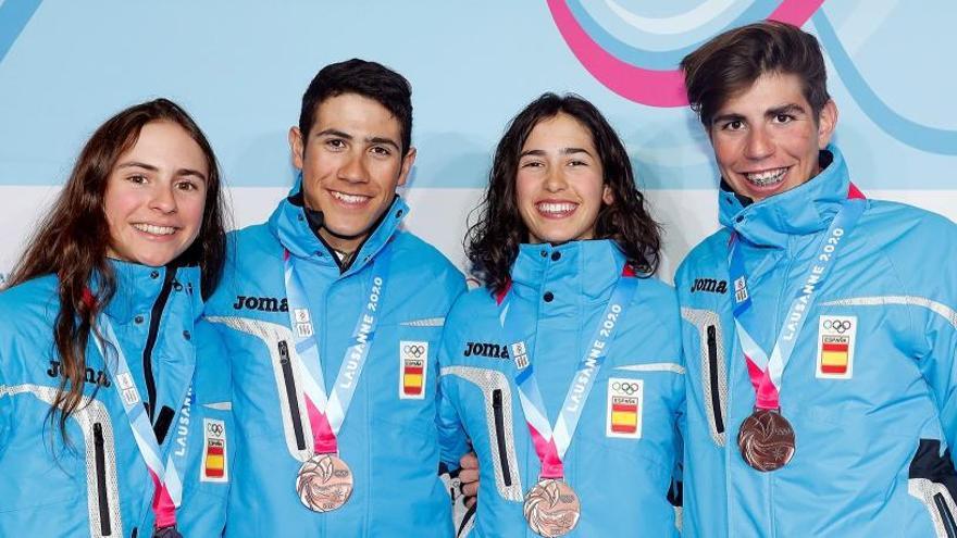 D&#039;esquerra a dreta, Maria Costa, Marc Ràdua, Ares Torra i Ot Ferrer, amb la medalla de bronze del relleu mixt