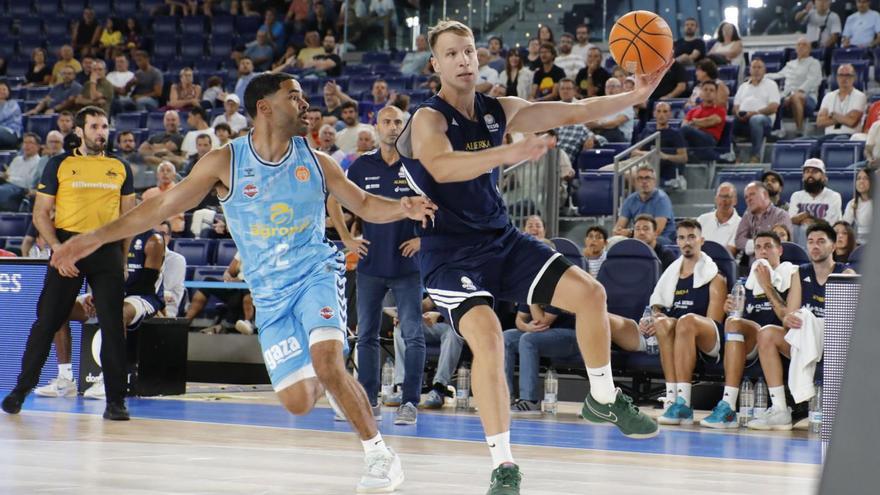Duscak, con el balón, defendido por Alec Wintering en el partido de pretemporada disputado en el Palacio.  |