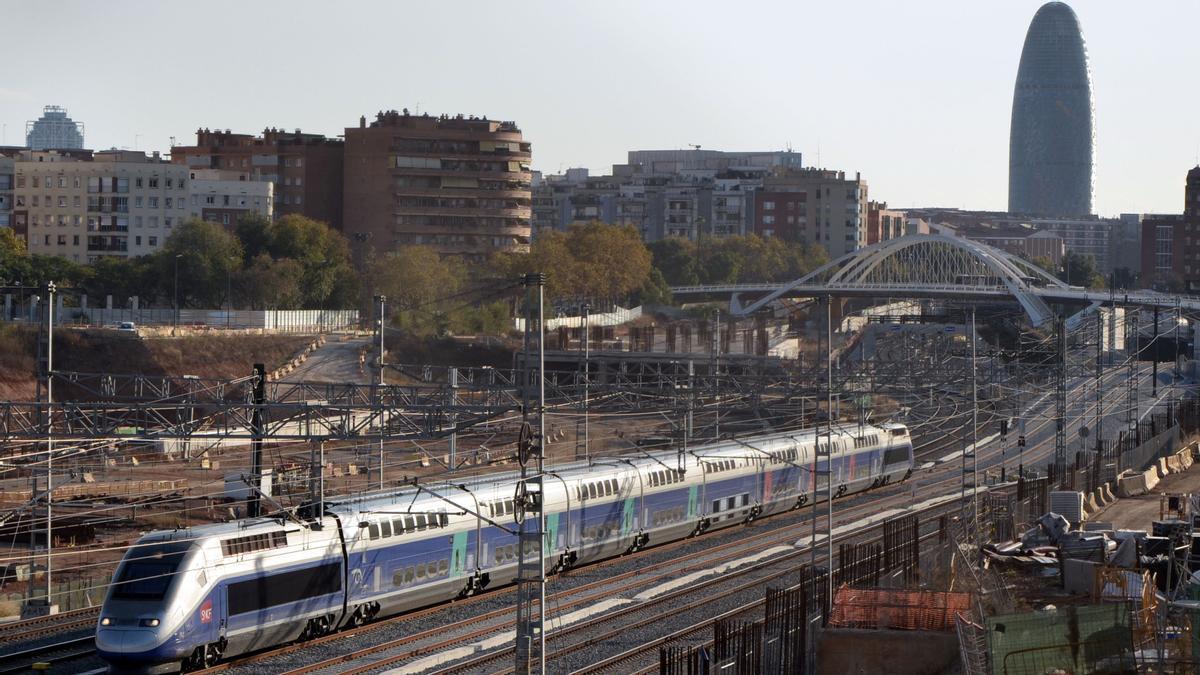 Tren TGV de la compañía francesa SNCF a la altura del Pont del Treball en Barcelona