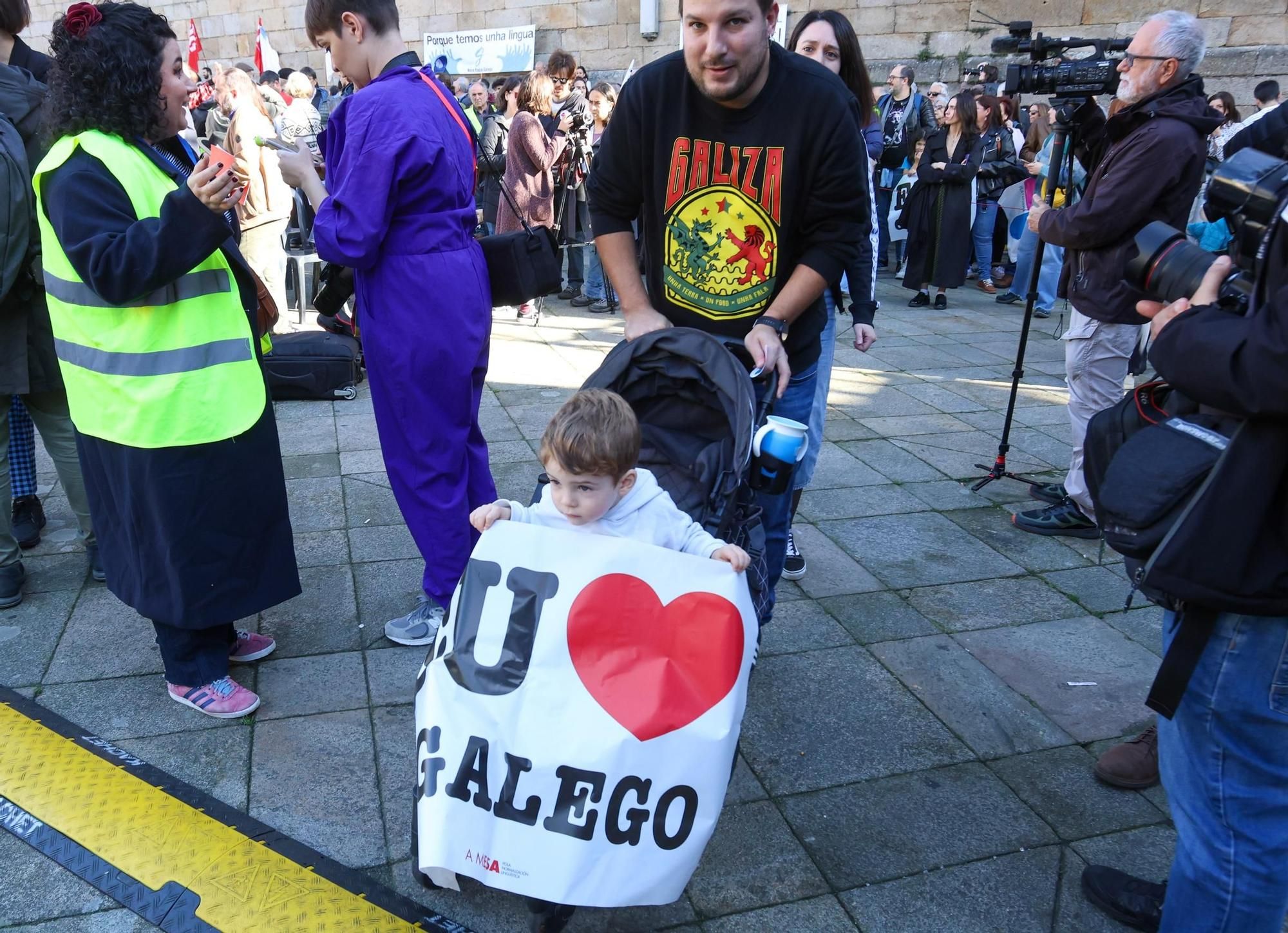 Masiva concentración en Santiago pola defensa do galego