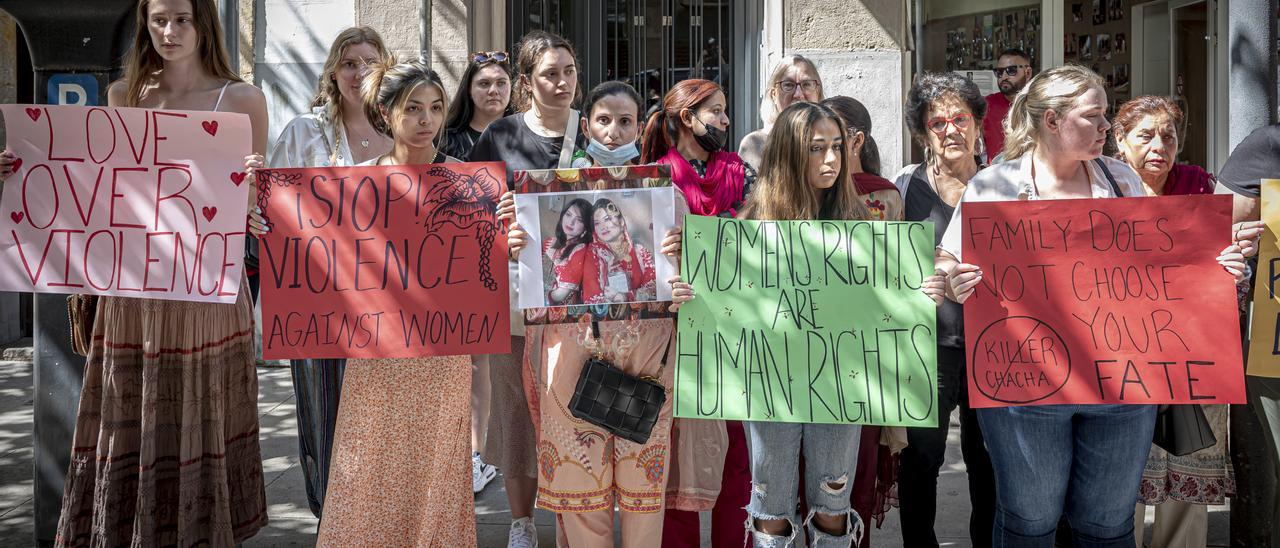 Acto de condolencias y pésame por las dos mujeres de Terrassa asesinadas en Pakistan organizado por la Asociación Cultural Educativa y Social Operativa de Dones Pakistánies en Barcelona. AUTOR: MANU MITRU