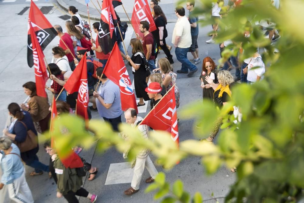 Unas 300 personas se manifiestan en apoyo a los trabajadores del centro coruñés, que realizarán una huelga de 24 horas el lunes