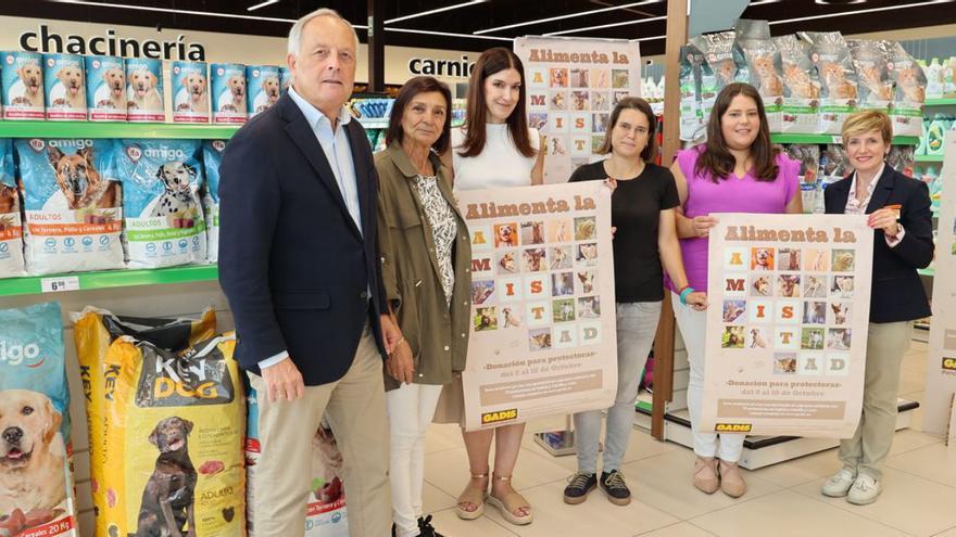 Gadis recoge productos de alimentación e higiene a favor de 70 protectoras de animales