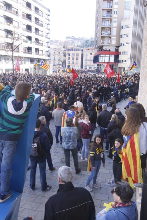 Concentració multitudinària a la seu de la Generalitat de Girona per reclamar la llibertat dels presos