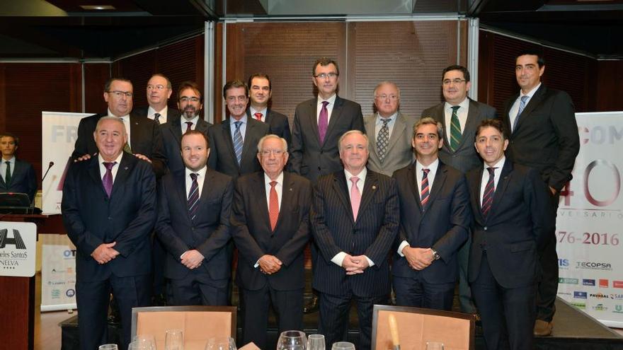 El alcalde de Murcia, José Ballesta (c), junto al delegado del Gobierno en la Región, Antonio Sánchez-Solís, y el consejero de Fomento, Pedro Rivera, se fotografiaron con los premiados.