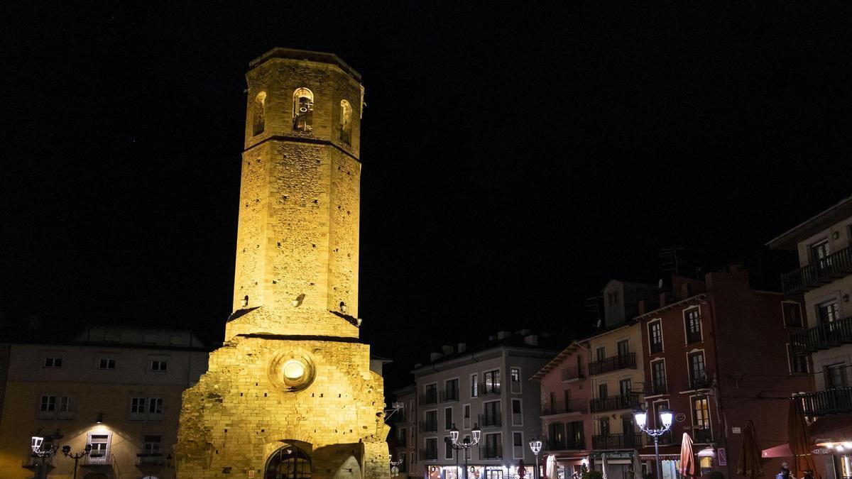 El campanar de Puigcerdà, de color groc