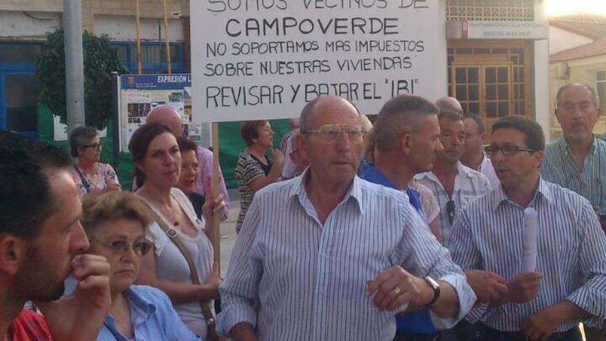 Un grupo de vecinos se reunió en el Ayuntamiento para pedir la bajada del IBI