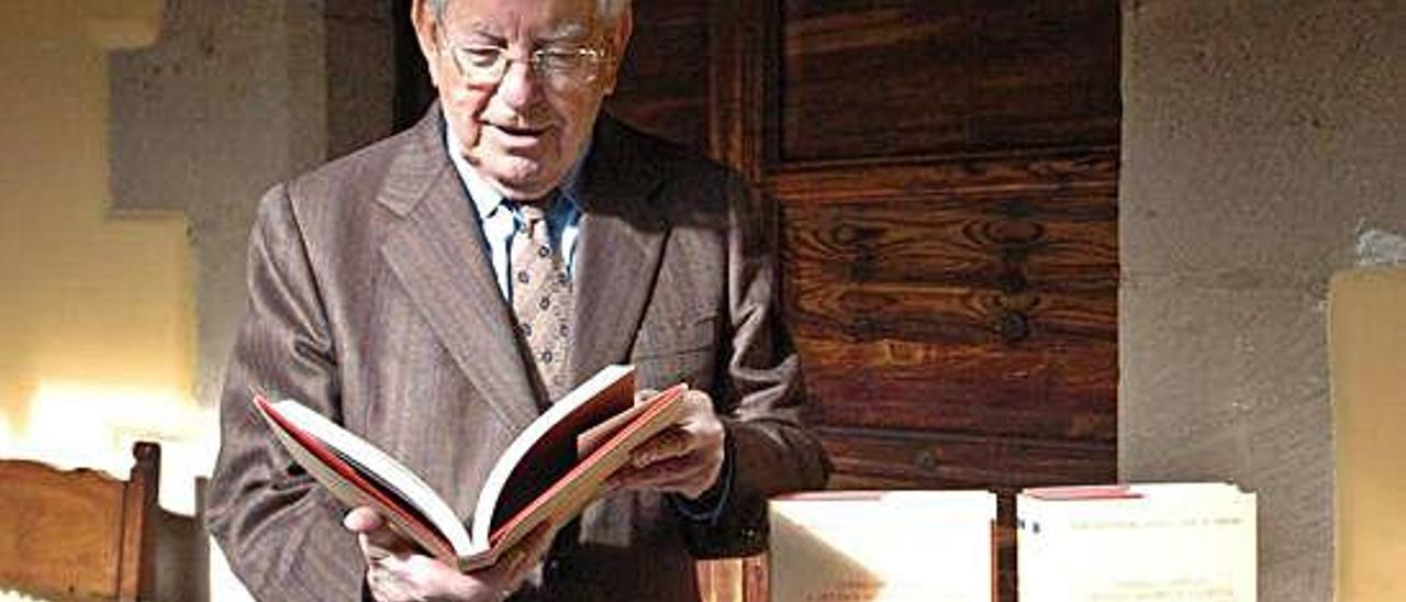 Antonio de Bèthencourt Massieu, en 2005, ojea un ejemplar del &#039;Anuario de Estudios Atlánticos&#039;.