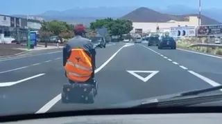 “Pensé que no salía de esta”: cruza una carretera de Canarias en silla de ruedas entre coches a 70 km/h