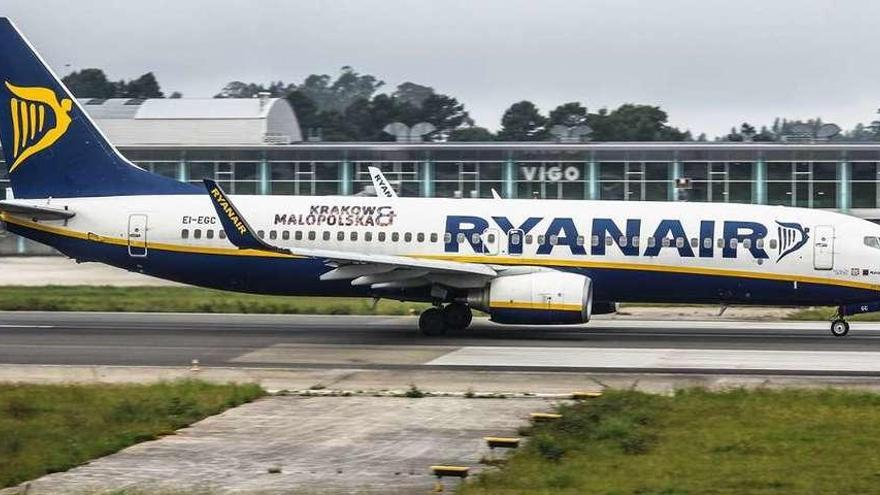 Un avión de la aerolínea Ryanair a punto de despegar del aeropuerto de Vigo. // Carlos González
