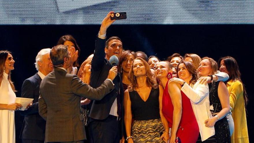 El presidente del Gobierno Pedro Sánchez (c) se hace un selfi con las Damas del Deporte Español, en la Gala Nacional del Deporte organizada por la Asociación Española de la Prensa Deportiva (AEPD), celebrada esta tarde en La Nucía.