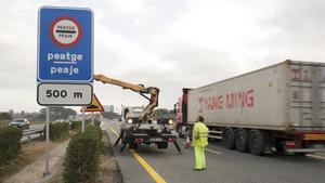 Trabajos de señalización del nuevo peaje de Cambrils de la AP-7.