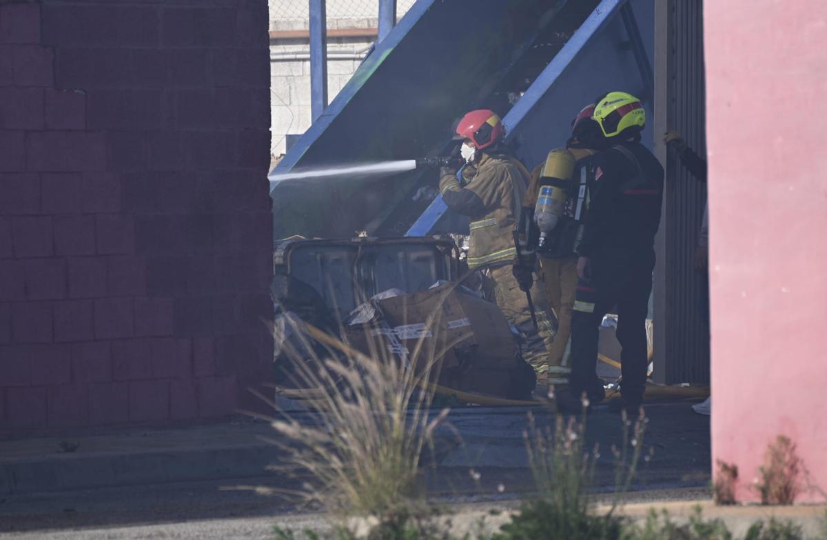 Alarma en Elche por el humo del incendio en una nave de reciclaje ubicada en Carrús