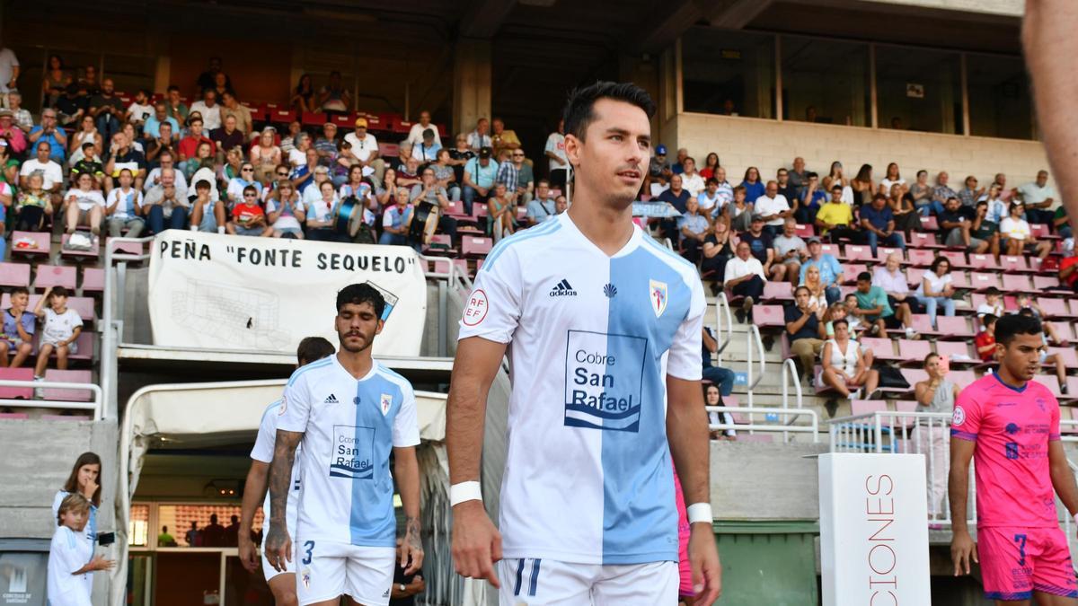 Jaime Santos saltando al césped del Verónica Boquete durante el Compostela VS Ourense