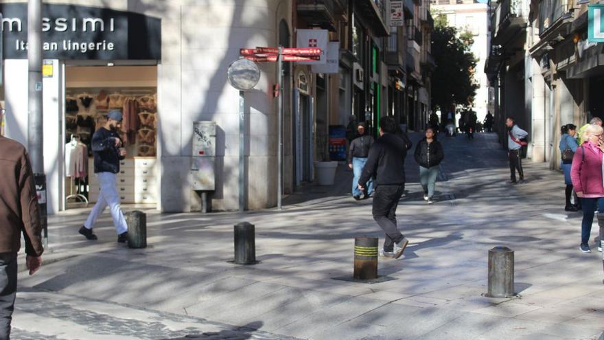 La pilona d’entrada al carrer Girona. | SANTI COLL