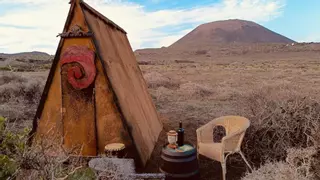 Nuevo disparate en el alquiler vacacional de Canarias: una choza de madera con un cubo de basura como váter, por 51 euros la noche