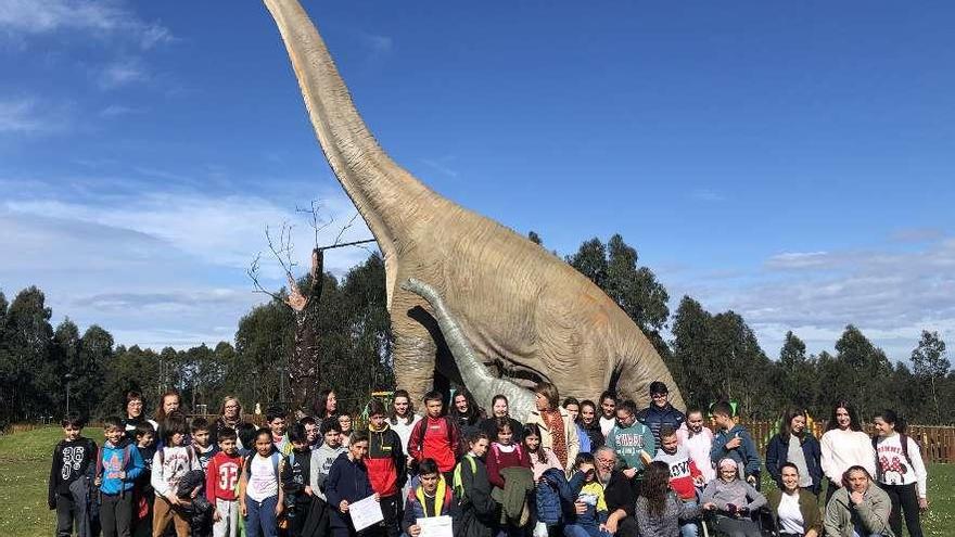 Foto de familia de los premiados y autoridades, ayer, en el exterior del centro, en Colunga.