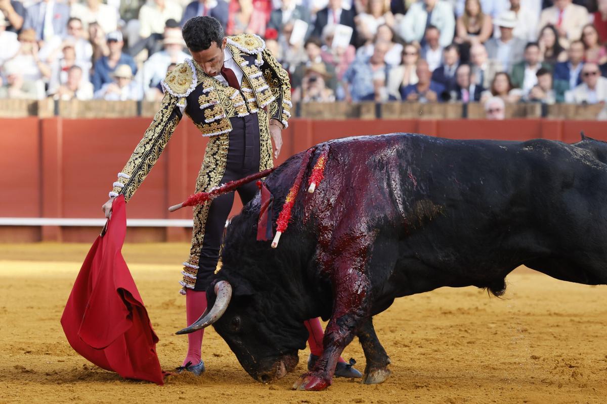 El diestro David de Miranda durante la lidia de su primer toro, en el undécimo festejo taurino de la Feria de Abril de Sevilla, con reses de la ganadería de El Parralejo, este miércoles en la Real Maestranza.