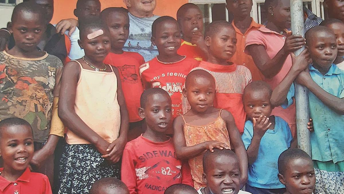 José Luis López, 
junto a un grupo
de niños africanos.  levante-emv