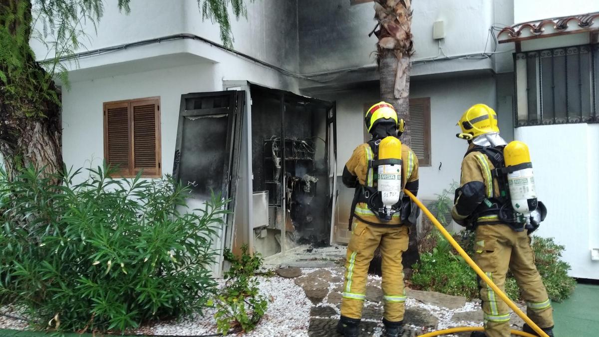 El fuego ha calcinado el cuadro eléctrico de una urbanización de les Marines