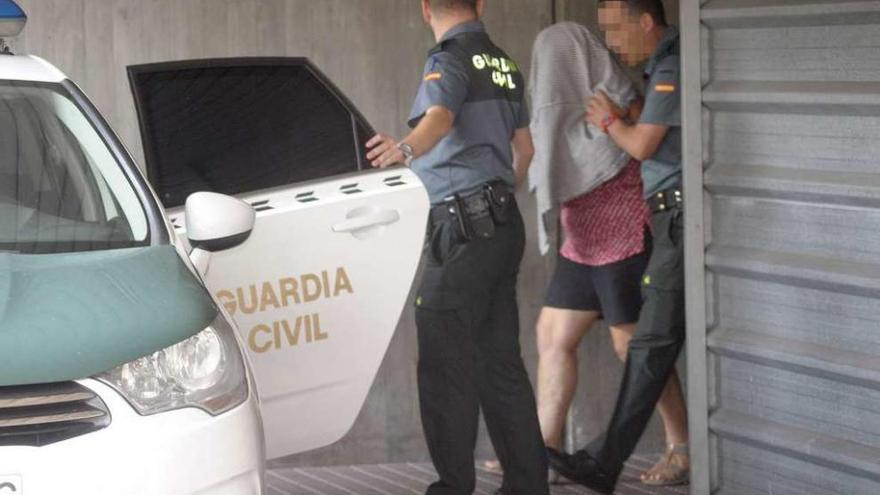 La mujer acusada de prender 15 fuegos en Cerceda, ayer tras acudir al juzgado en A Coruña.