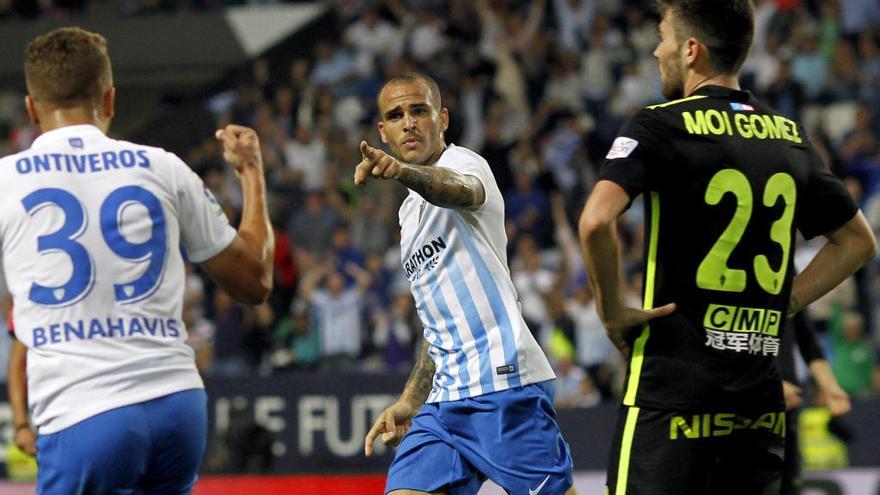 Imagen del partido de la primera vuelta en el que el Málaga CF remontó al Sporting dos veces para ganar. En la captura, Sandro celebra un gol con Ontiveros