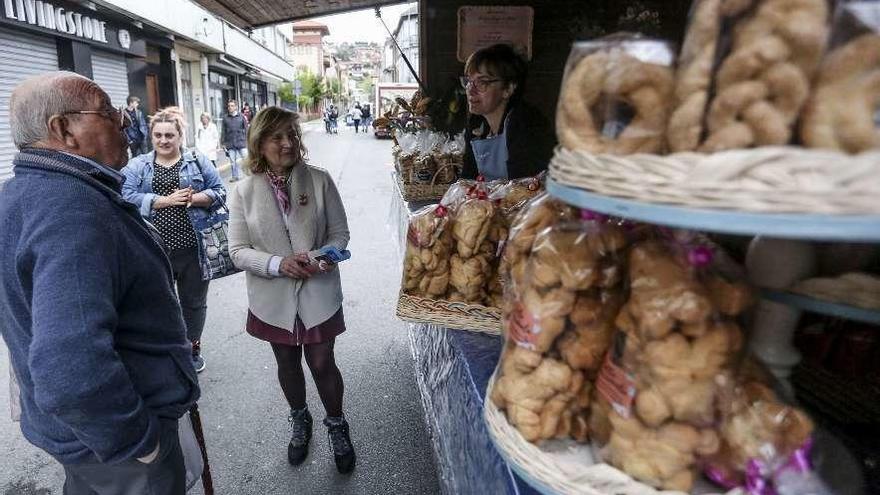 Uno de los puestos de marañuelas, atendido por Nardi Sierra, con Flor Álvarez a su lado.