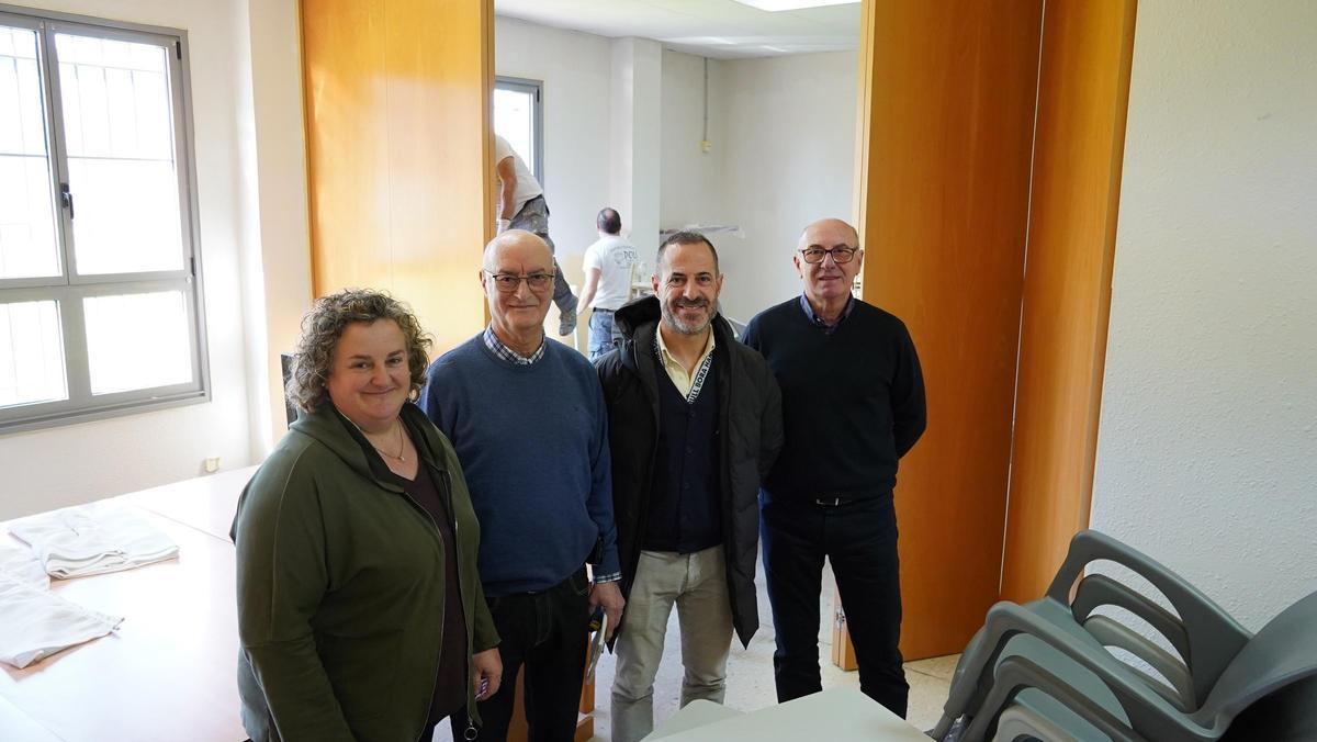 Por la izquierda, Pilar Santianes, José Manuel Suárez, Ángel García y Manuel García, en el Hogar de Lugones