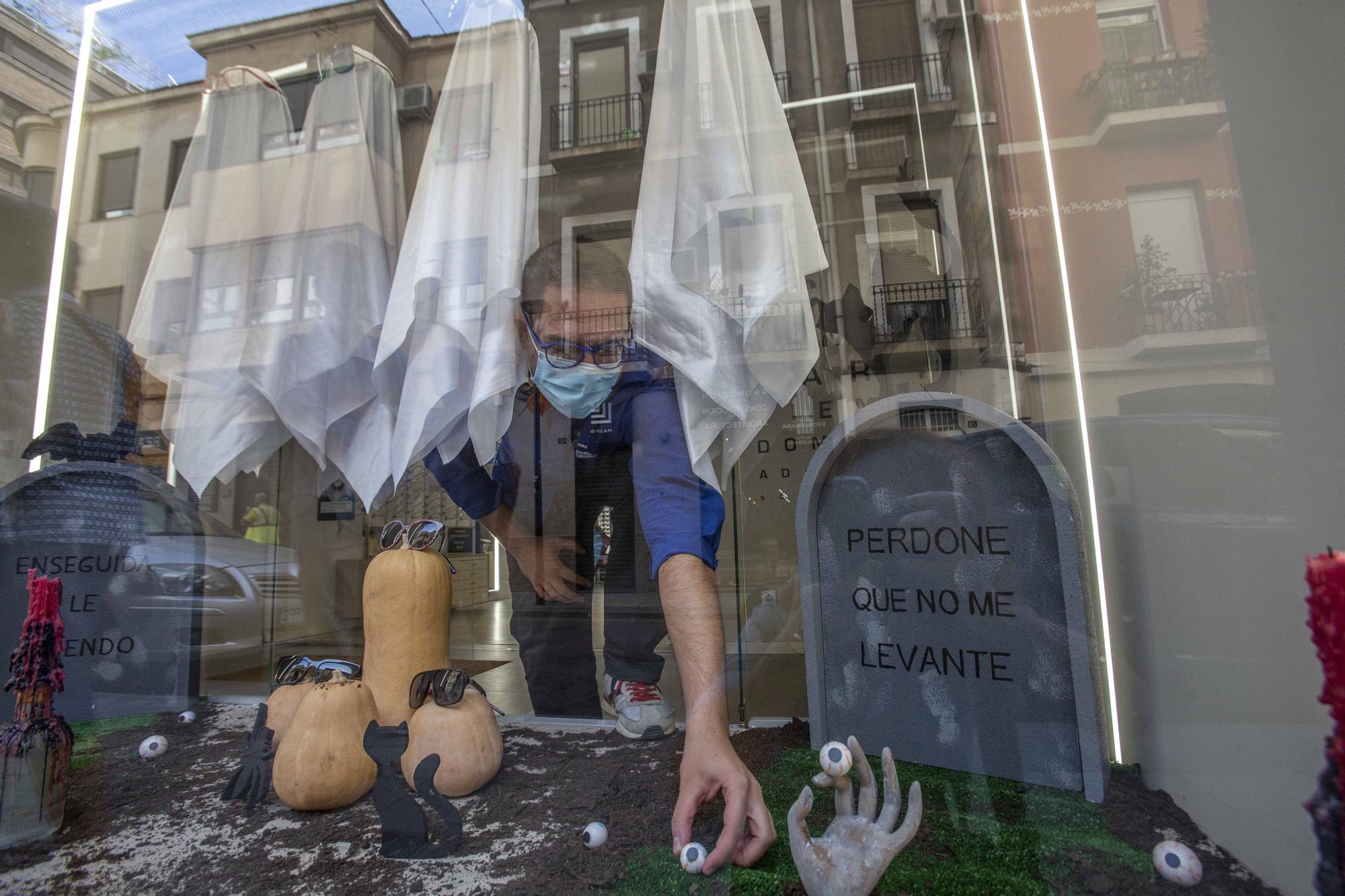 Los comercios de Alicante pierden el miedo a Halloween