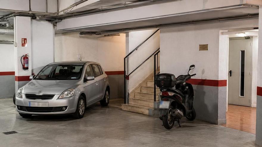 La Ley de Propiedad Horizontal lo tiene claro: La comunidad de vecinos puede actuar si aparcas el coche o la moto en una zona común, aunque no molestes