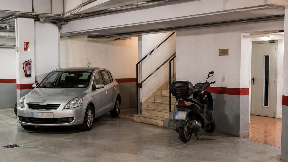 La Ley de Propiedad Horizontal lo tiene claro La comunidad de vecinos puede actuar si aparcas el coche o la moto en una zona común, aunque no molestes