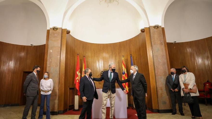 Jorge Azcón con representantes de los Agentes de la Propiedad Inmobiliaria y el Colegio de Administradores.