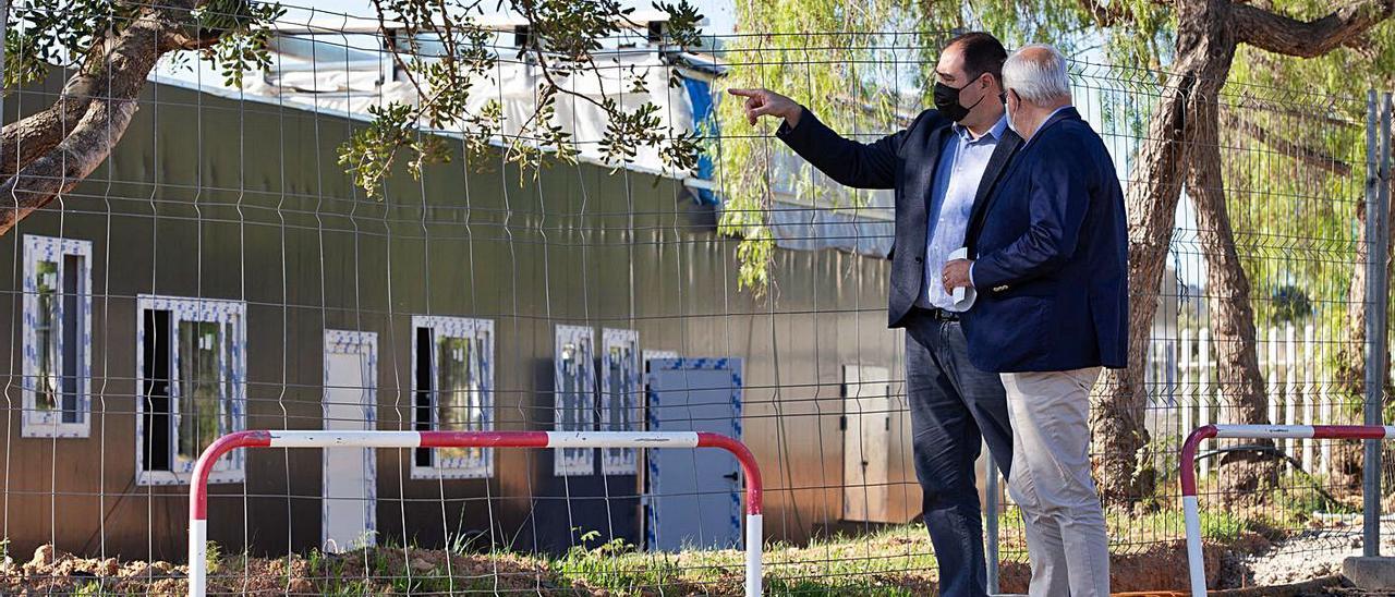 El conseller Víctor Torres y Vicent Torres en el Centro provisional para sintecho ayer.