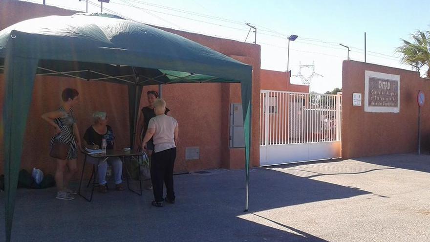 Los colectivos recogen firmas en la puerta de la sede del CATAD, en la carretera de La Asomada.