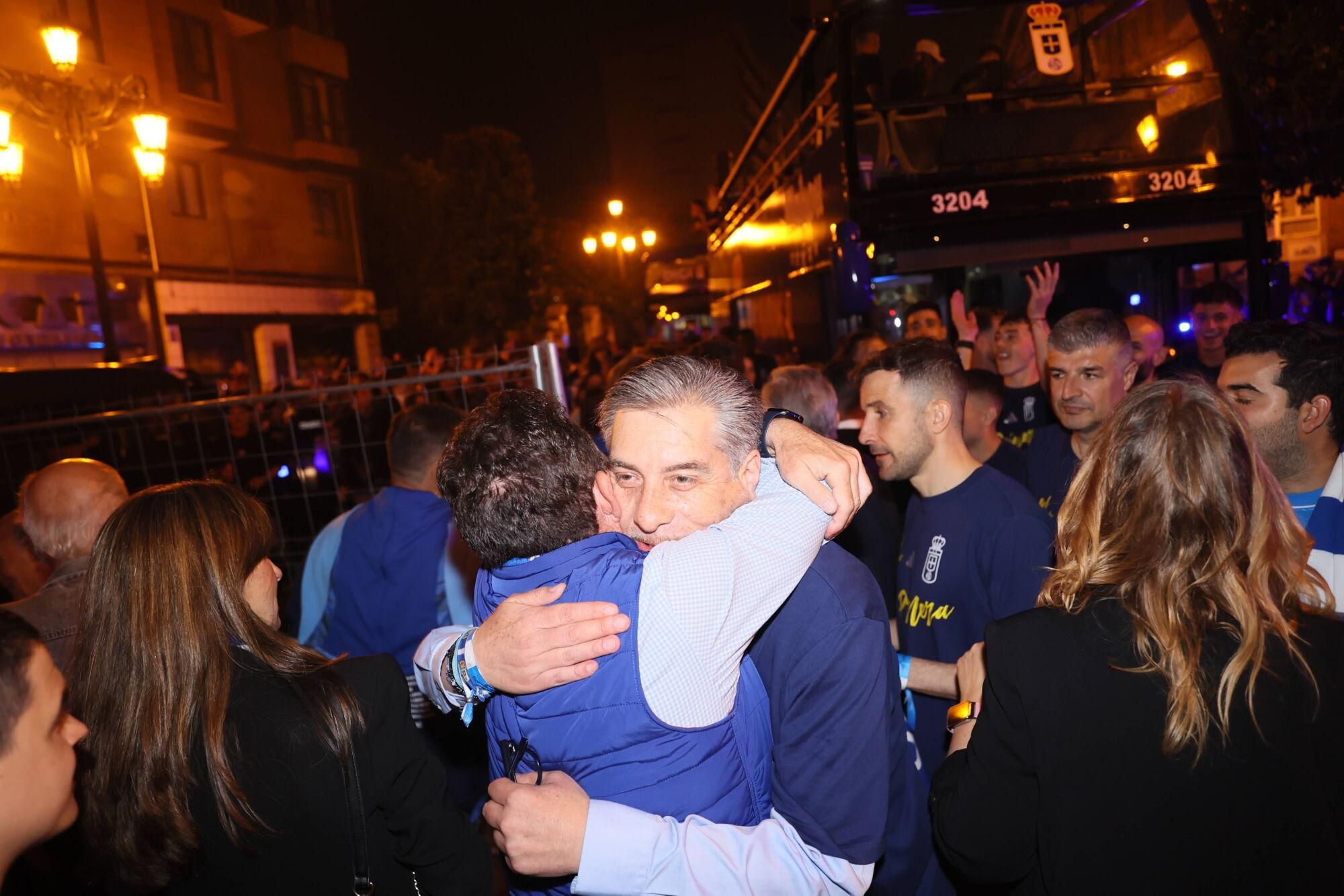 Así se celebró el ascenso del Oviedo a Primera: la afición estalla en una noche histórica