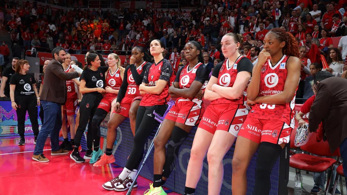 Las jugadoras del Casademont, tristes tras la derrota ante el Valencia en el Felipe