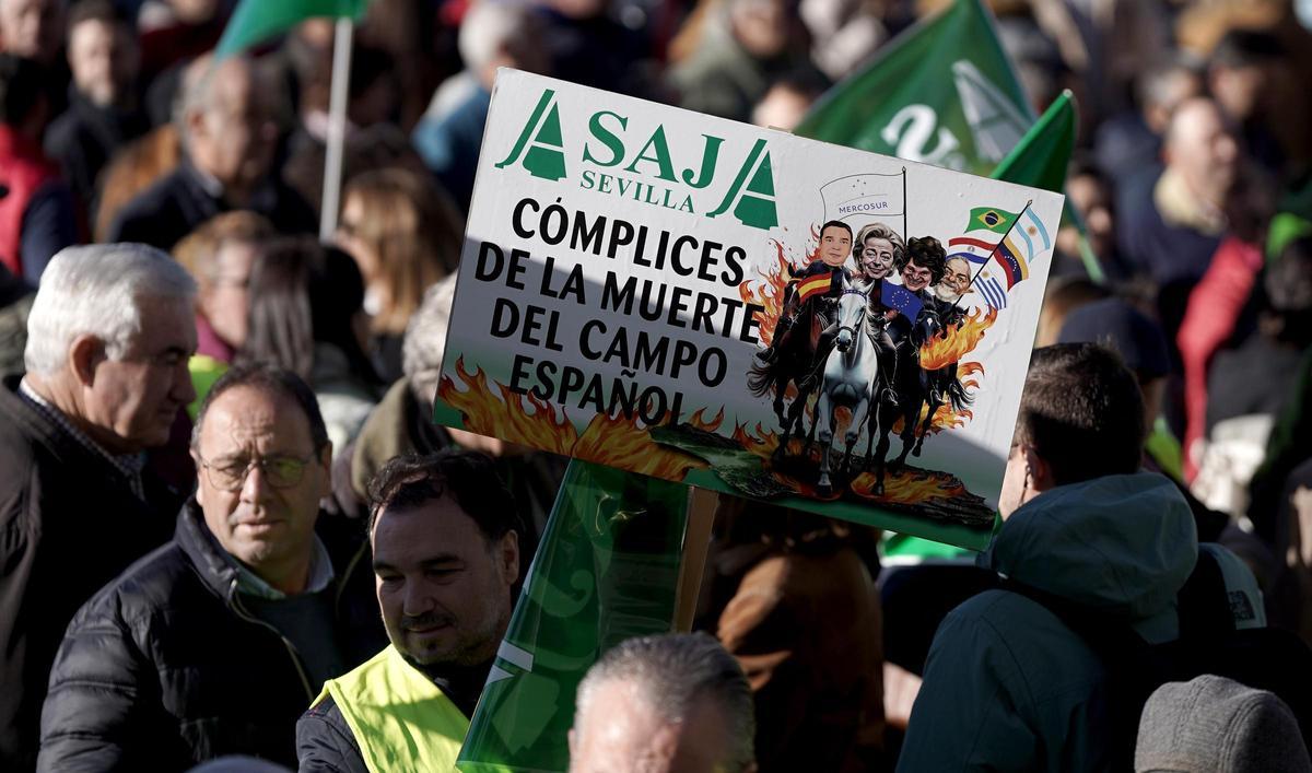Protesta de agricultores y ganaderos ante el Ministerio de Agricultura, en Atocha, contra el acuerdo de libre comercio de Europa y Mercosur.