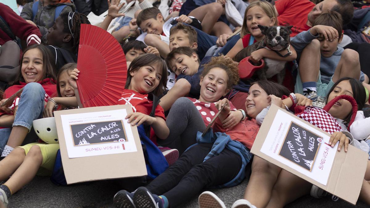 Familias de la Escola La LLacuna del Poblenou cortan el tráfico para reclamar soluciones definitivas en las escuelas contra el calor en las aulas.
