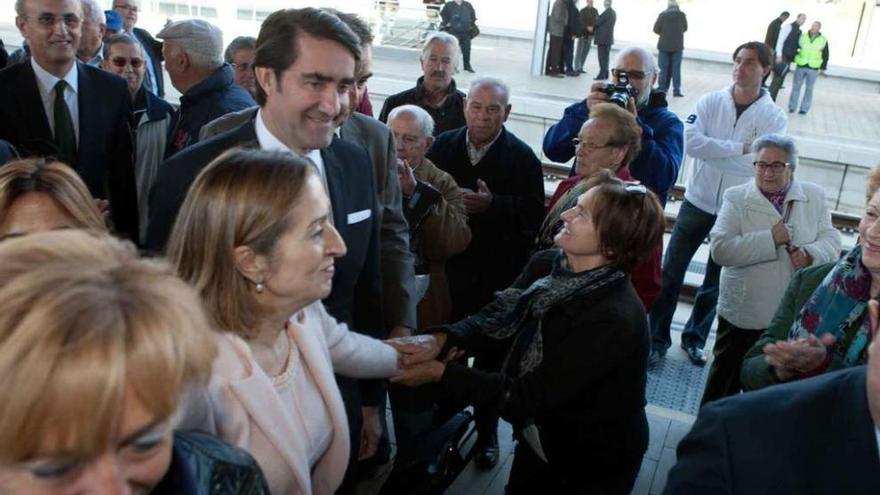 Ana Pastor, aclamada por el público presente en los andenes de la estación, en su breve visita de ayer a la ciudad.