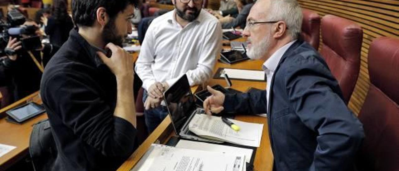 El líder morado, Antonio Estañ, junto a los diputados David Torres y Antonio Montiel en las Cortes.