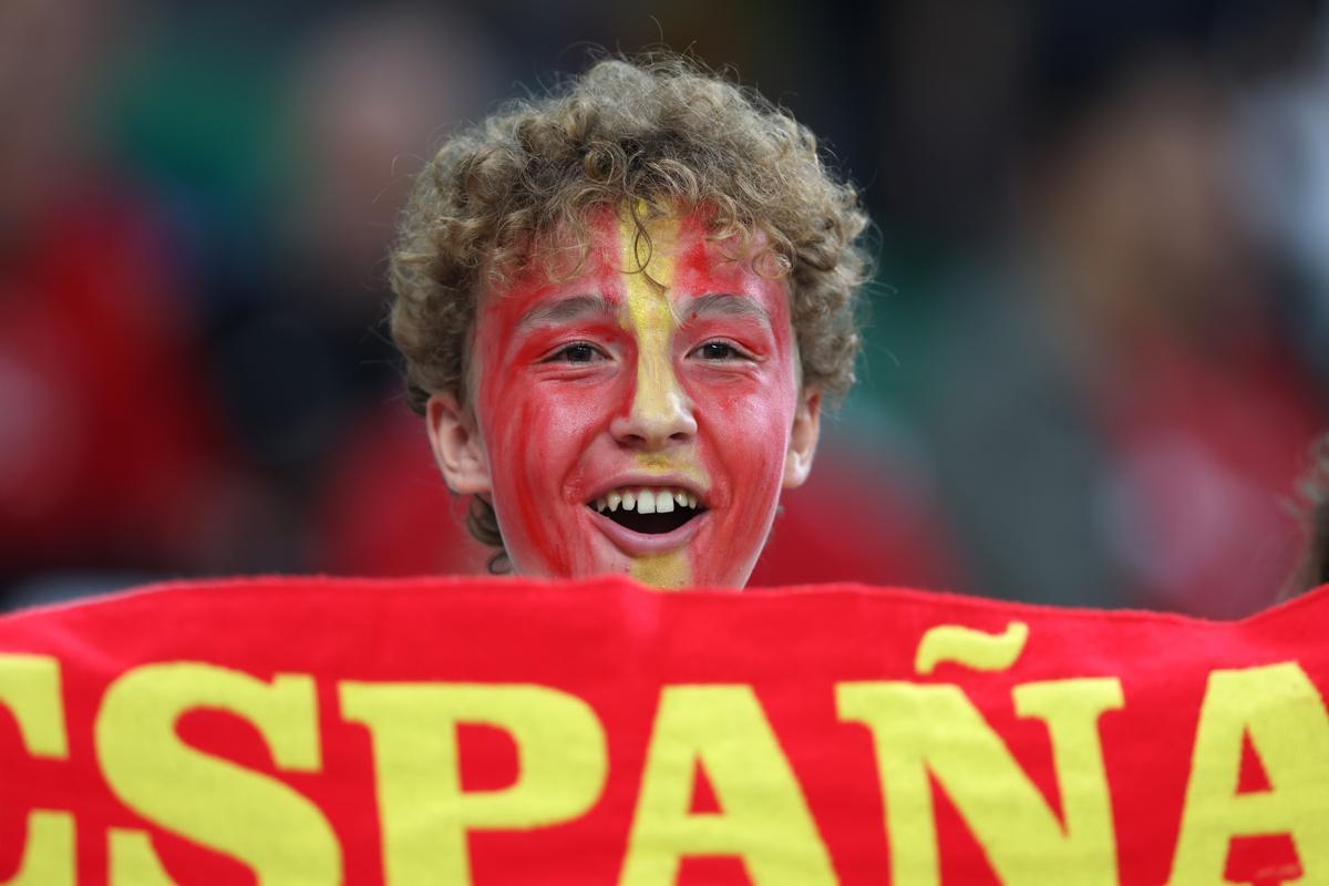 Doha (Qatar), 06/12/2022.- Fan of Spain prior the FIFA World Cup 2022 round of 16 soccer match between Morocco and Spain at Education City Stadium in Doha, Qatar, 06 December 2022. (Mundial de Fútbol, Marruecos, España, Catar) EFE/EPA/Tolga Bozoglu