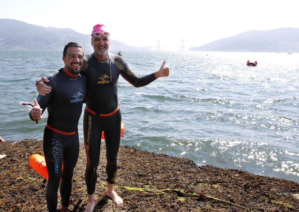 Sergio Torres y Natasha Feth ganan la exigente travesía a nado de 27 kilómetros entre Cíes y Redondela