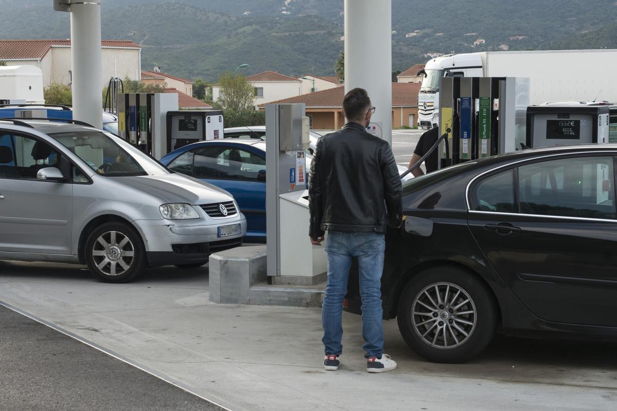 Un hombre resposta su vehículo en una gasolinera de El Boulou. Europa Press