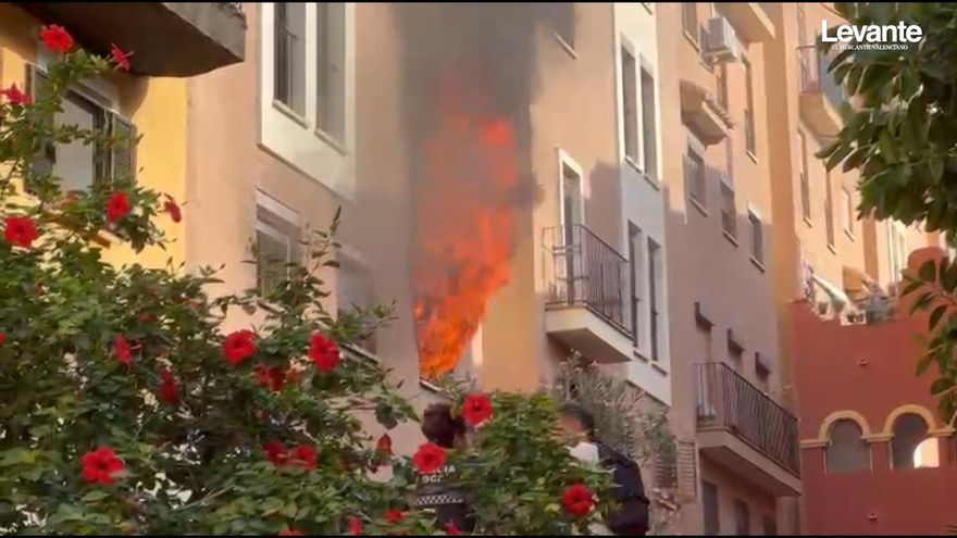 Un incendio en un edificio en Port Saplaya obliga a evacuar a los vecinos