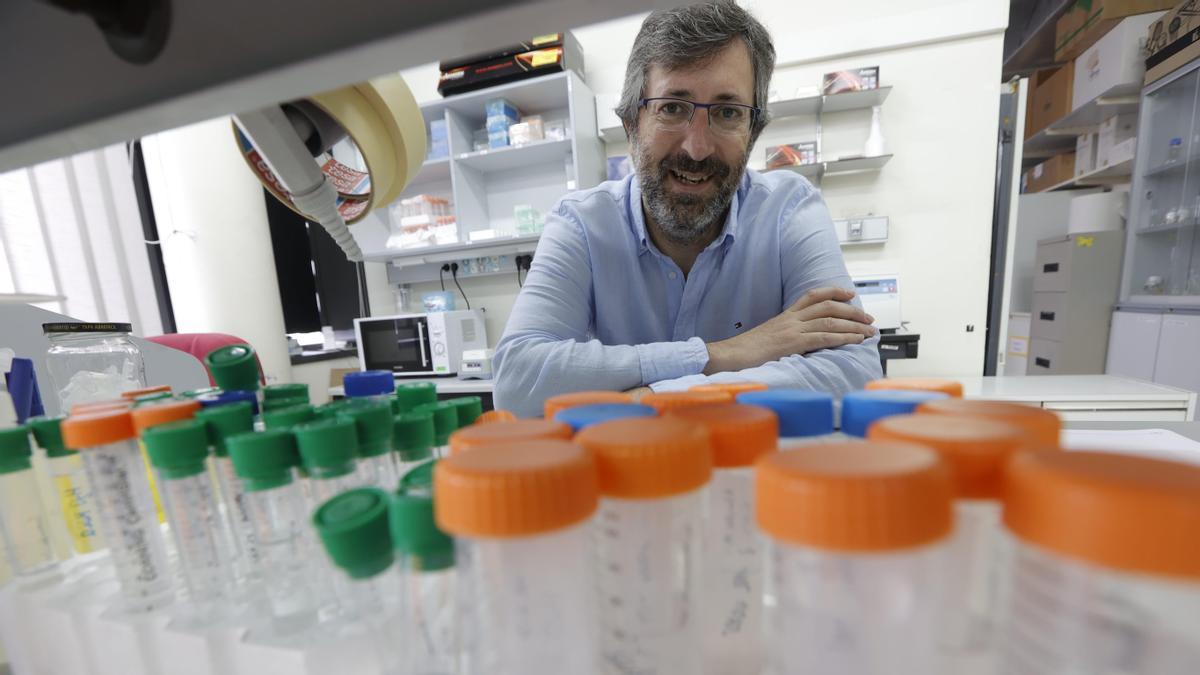 Xosé Puente, nel llaboratoriu de bioquímica de la Universidá d&#039;Uviéu.