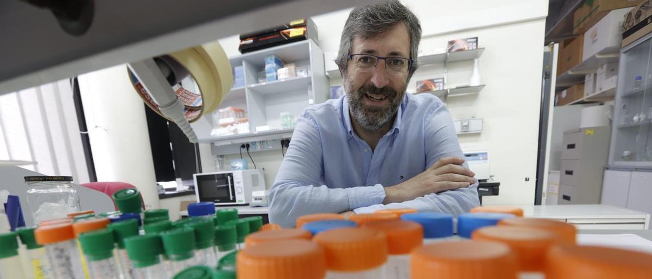 Xosé Puente en el laboratorio de bioquímica de la Universidad de Oviedo