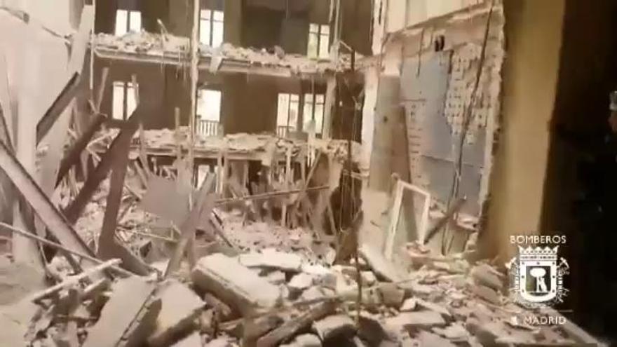 Dos obreros desaparecidos entre los escombros en el derrumbe de un edificio en Madrid