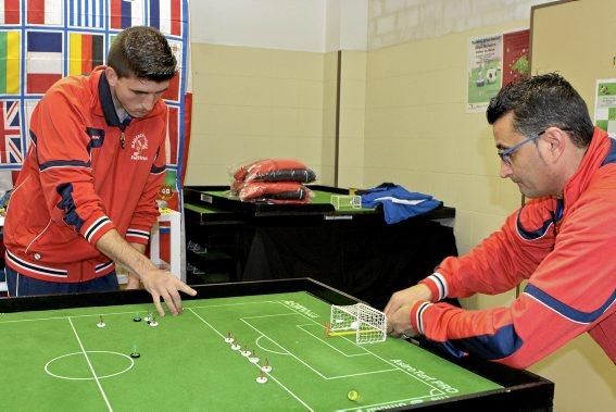 Eine ruhige Hand ist beim Subbuteo gefragt.